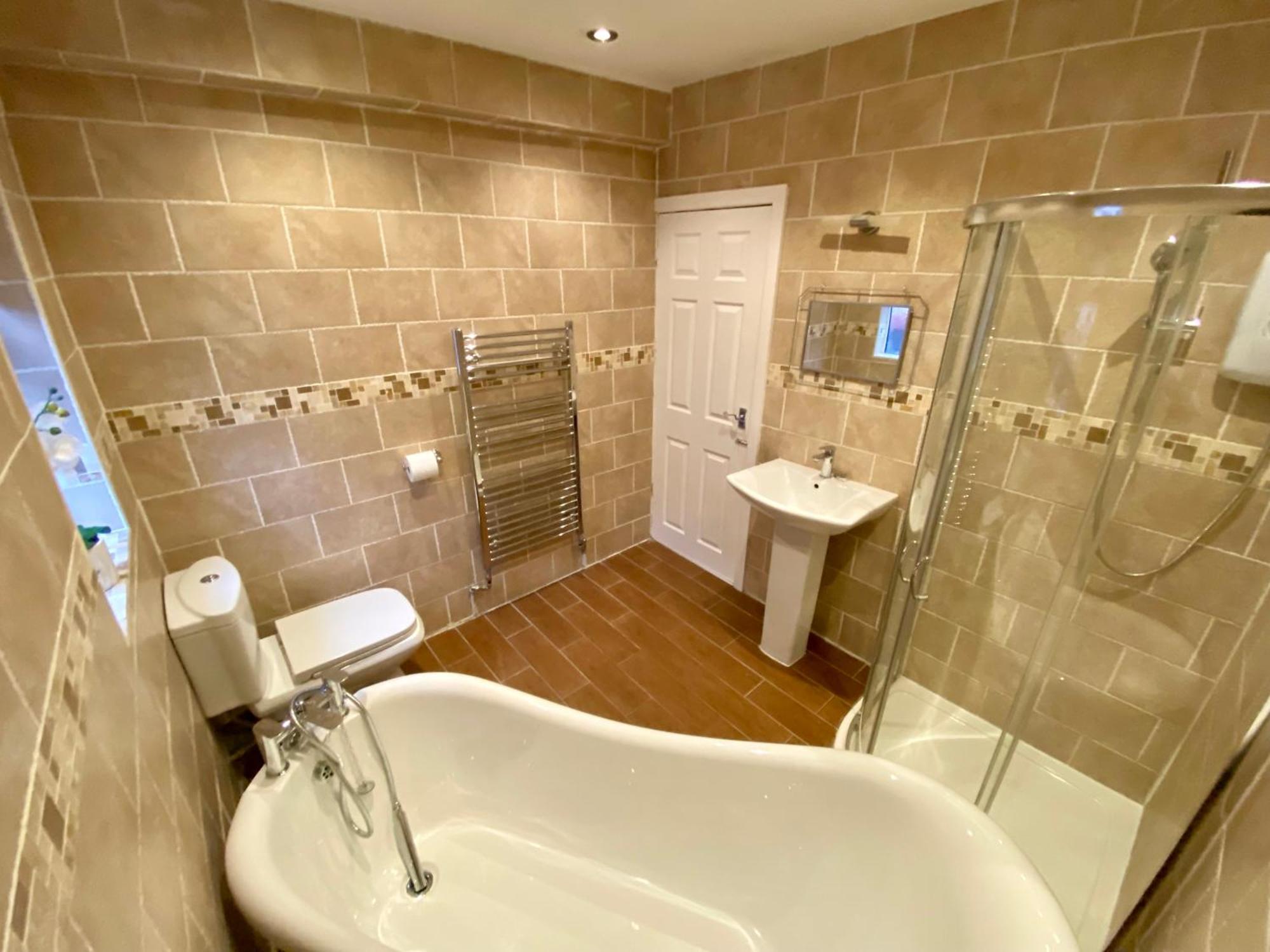 Entire Modern House Liverpool, 6 Bedrooms Buitenkant foto