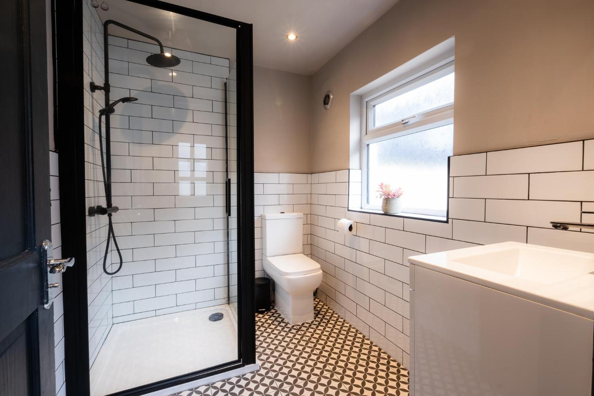 Entire Modern House Liverpool, 6 Bedrooms Buitenkant foto